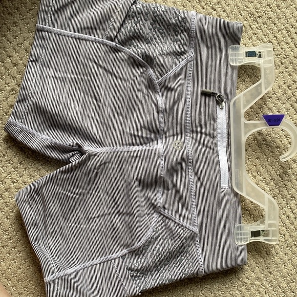 Lulu In Movement 2.5” High Rise Hidden Pocket Cascade Shorts - Runs SMALL!! - Picture 5 of 5